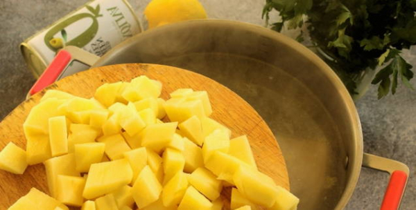 Солянка с колбасой и картошкой классическая Солянка с колбасой и картошкой классическая