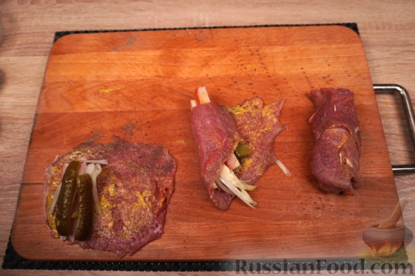 Польские зразы из говядины, с солёными огурцами, беконом и луком Польские зразы из говядины, с солёными огурцами, беконом и луком