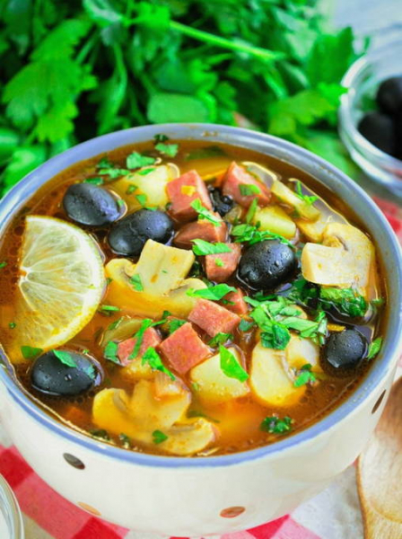 Солянка с колбасой и картошкой классическая Солянка с колбасой и картошкой классическая