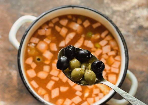 Солянка с колбасой и картошкой классическая Солянка с колбасой и картошкой классическая