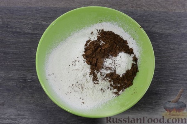 Шоколадный песочный пирог с творогом, черносливом и сгущёнкой Шоколадный песочный пирог с творогом, черносливом и сгущёнкой