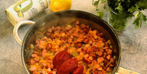 Солянка с колбасой и картошкой классическая Солянка с колбасой и картошкой классическая