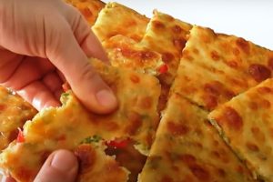 Просто натираю на терке 3 свежих кабачка. Сочная дачная пицца: летом готовлю только по этому рецепту