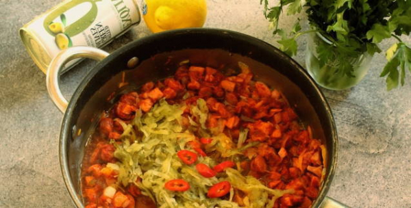 Солянка с колбасой и картошкой классическая Солянка с колбасой и картошкой классическая