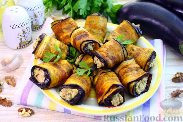 Рулетики из баклажанов по-грузински, с орехами, жареным луком и чесноком Рулетики из баклажанов по-грузински, с орехами, жареным луком и чесноком