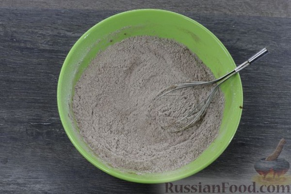Шоколадный песочный пирог с творогом, черносливом и сгущёнкой Шоколадный песочный пирог с творогом, черносливом и сгущёнкой