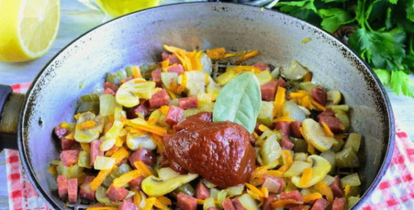Солянка с колбасой и картошкой классическая Солянка с колбасой и картошкой классическая