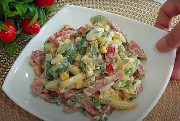 Вкусно из доступных продуктов и без лишних усилий. Летний салат, который исчезает со стола за минуты Вкусно из доступных продуктов и без лишних усилий. Летний салат, который исчезает со стола за минуты