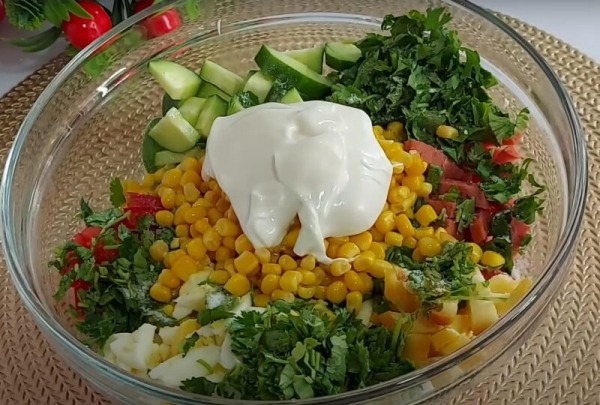Вкусно из доступных продуктов и без лишних усилий. Летний салат, который исчезает со стола за минуты Вкусно из доступных продуктов и без лишних усилий. Летний салат, который исчезает со стола за минуты