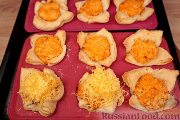 Закусочные слойки с курицей, яйцами и сыром Закусочные слойки с курицей, яйцами и сыром