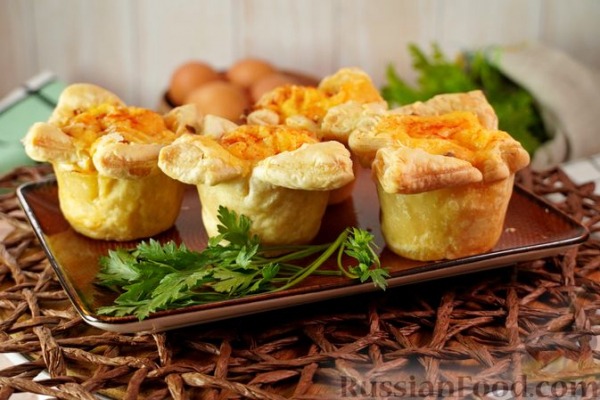 Закусочные слойки с курицей, яйцами и сыром Закусочные слойки с курицей, яйцами и сыром