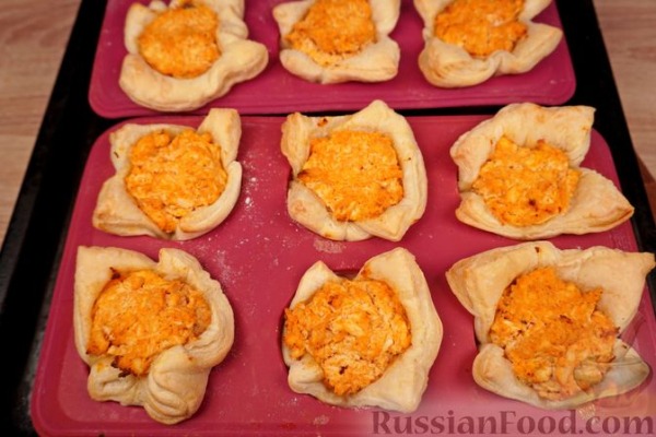 Закусочные слойки с курицей, яйцами и сыром Закусочные слойки с курицей, яйцами и сыром