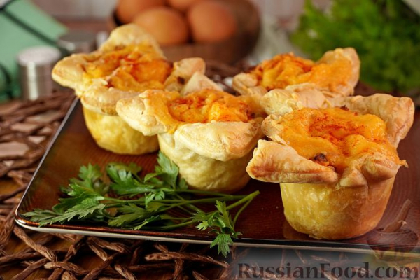 Закусочные слойки с курицей, яйцами и сыром Закусочные слойки с курицей, яйцами и сыром