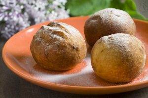 Пончики с клубникой