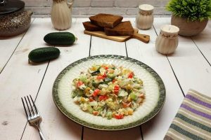 Салат с крабовыми палочками и пекинской капустой