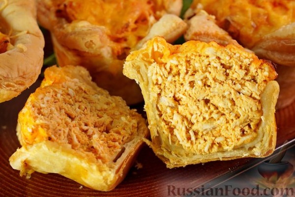 Закусочные слойки с курицей, яйцами и сыром Закусочные слойки с курицей, яйцами и сыром