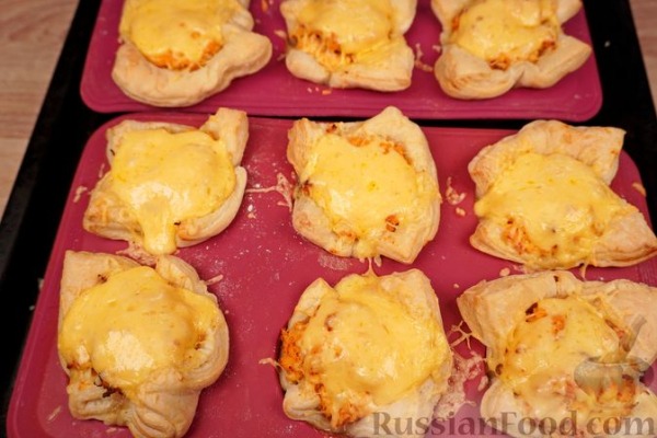 Закусочные слойки с курицей, яйцами и сыром Закусочные слойки с курицей, яйцами и сыром