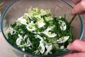 Хрустящий, сочный и невероятно вкусный! Самый летний салат из капусты: простой рецепт на скорую руку
