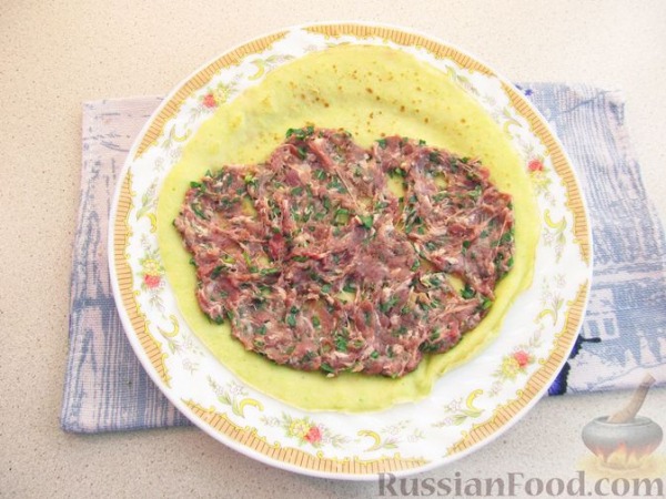 Рулетики из кабачковых блинов с мясным фаршем (в духовке) Рулетики из кабачковых блинов с мясным фаршем (в духовке)