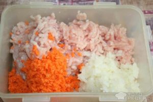 Рецепт: Колбаски куриные — в оболочке из куриной кожи
