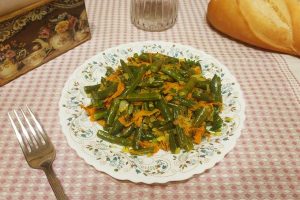 Стручковая фасоль с овощами