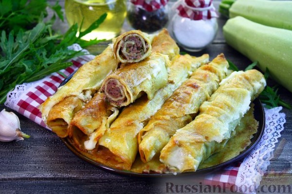 Рулетики из кабачковых блинов с мясным фаршем (в духовке) Рулетики из кабачковых блинов с мясным фаршем (в духовке)