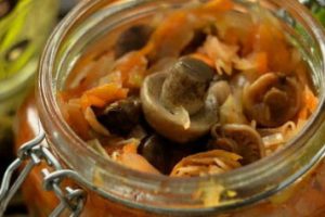 Солянка с капустой и грибами на зиму в банках