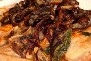 Жареная свинина с луком на сковороде