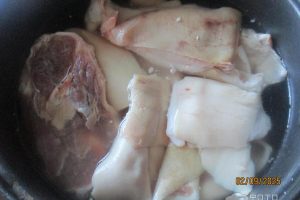Рецепт: Закуска из свиной шкурки — острая закуска
