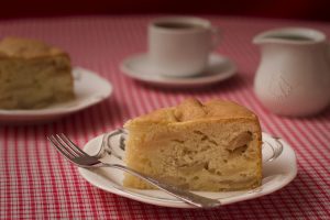 Шарлотка классическая с яблоками
