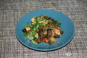 Рецепт: Соте из баклажан — с курицей и овощами