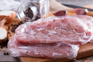 Воды не надо: назван самый небанальный способ быстро разморозить мясо