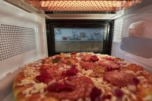 Как разогреть пиццу, чтобы она снова стала вкусной? Из 6 способов рабочим оказался только один