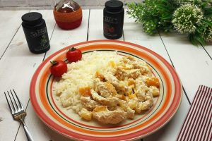 Курица с персиками и ананасами