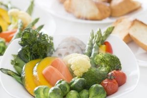 Не все овощи полезно есть сырыми: диетолог объяснила, какие 5 продуктов выигрывают от готовки