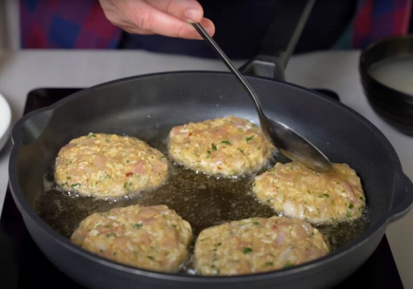 Одна сковорода, минимум усилий: ароматные рубленые котлеты из курицы, приготовленные по особому рецепту Одна сковорода, минимум усилий: ароматные рубленые котлеты из курицы, приготовленные по особому рецепту