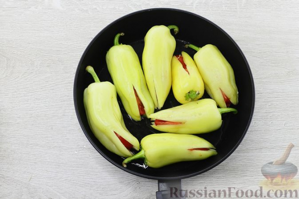 Жареный сладкий перец с помидорами и чесноком Жареный сладкий перец с помидорами и чесноком