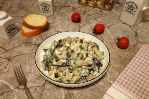 Салат с жареными баклажанами и яйцом