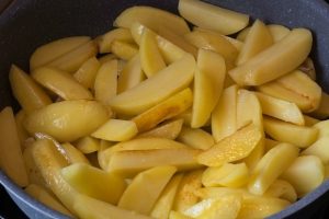 Картошка липнет к сковороде? В Сети предложили 3 элементарных решения