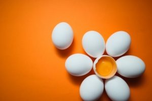 Год не простоят даже в холодильнике: правила хранения куриных яиц от эксперта РОСБИОТЕХа