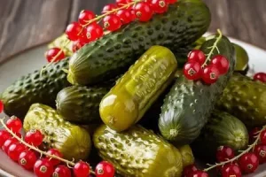 Засолка огурцов с красной смородиной