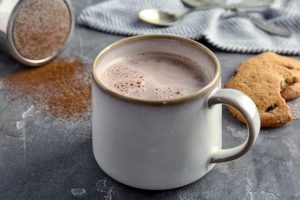 Людям старше 65 лет нужен этот «напиток из детства» — и притом каждый день