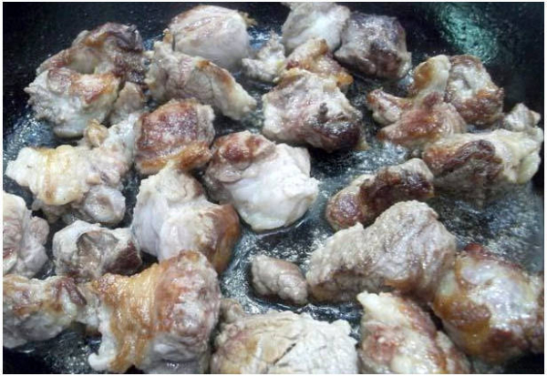 Жареная свинина с луком на сковороде Жареная свинина с луком на сковороде