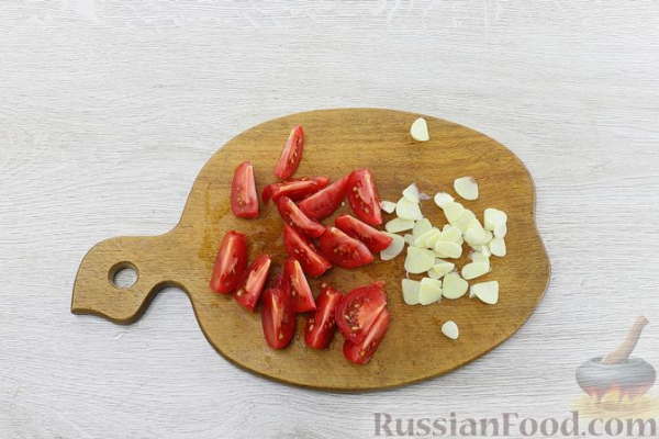 Жареный сладкий перец с помидорами и чесноком Жареный сладкий перец с помидорами и чесноком