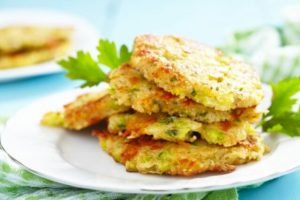 Драники из кабачков и картофеля со сметаной
