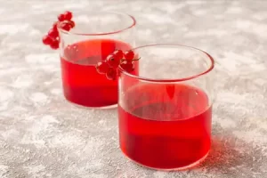 Консервированный компот из красной смородины