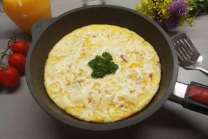 Яичница с помидорами