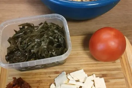Салат с кальмарами и морской капустой Салат с кальмарами и морской капустой