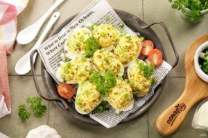 Яйца, фаршированные сыром и чесноком