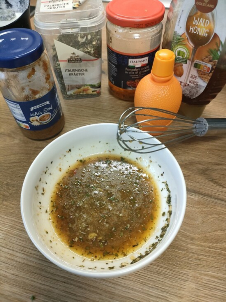 Салат с кальмарами и морской капустой Салат с кальмарами и морской капустой